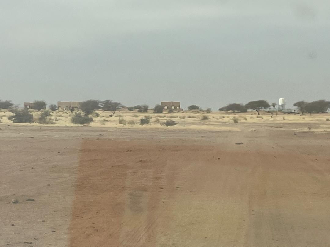 Paysage sahélien avec un village à l'horizon